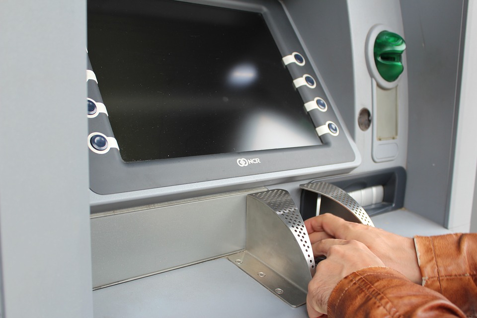 Złodzieje wykorzystali metodę „black-box”, aby włamać się do bankomatu. Wyczyścili maszynę z całej gotówki.