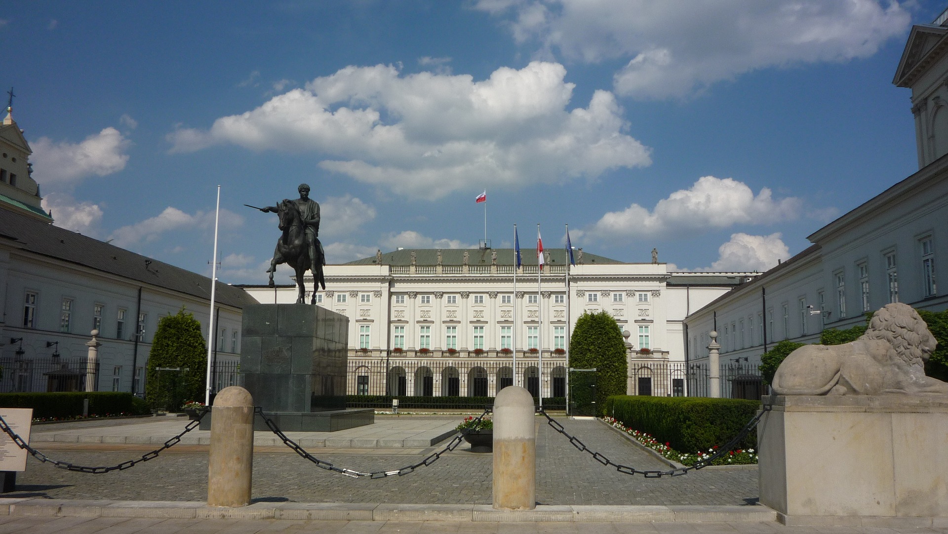 Wiceministrowie, posłowie, senatorowie i nie tylko otrzymają kolejne podwyżki